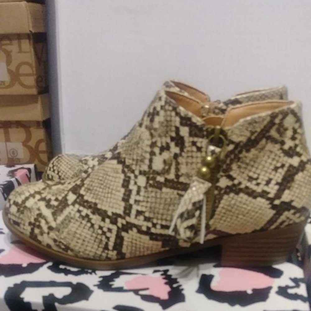 MATA Recall-4 Coffee Snake Tasseled 1.5 heel  NEW size 10